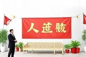 剧组换角疑云封面：两版通告单并排摆放的比对台