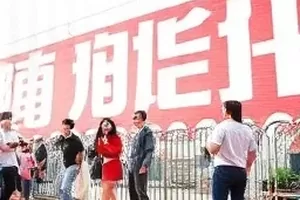 代言解约涟漪封面：撤下的海报与公告并置的街角灯箱