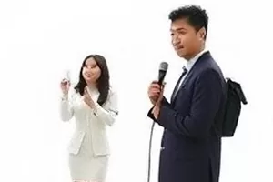 后台合影争议封面：走廊尽头的相框与散落粉笔标记