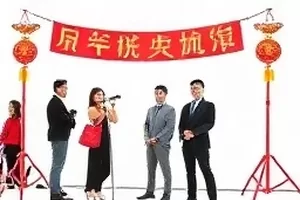 采访口误原声封面：录音波形与麦克风特写